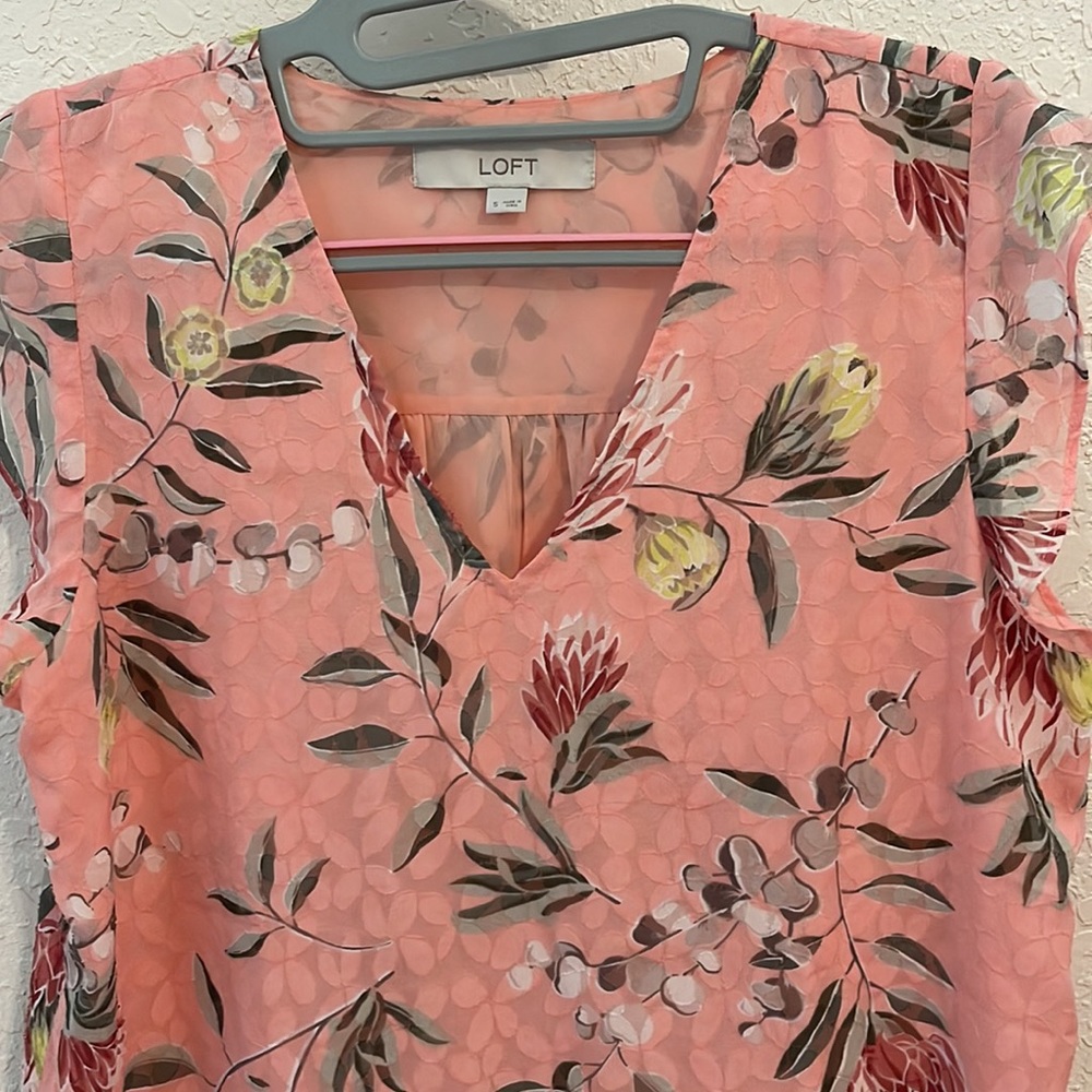 NWOT Loft Pink Floral Flutter Cap Sleeve Shell top blouse sz. Small - Picture 5 of 12